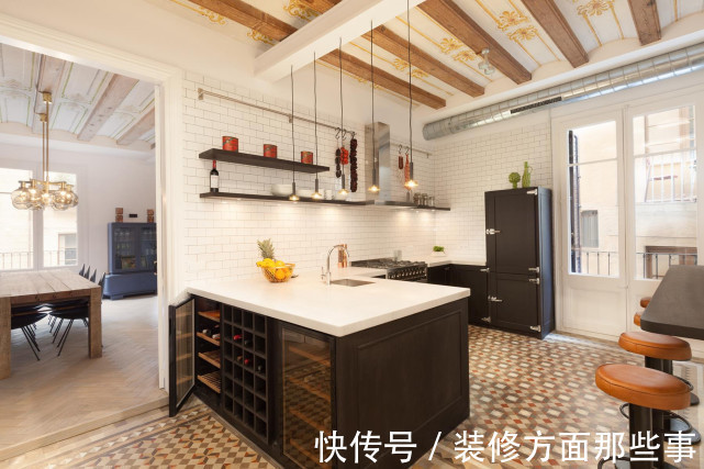 开放式|110平北欧风三居室开放式厨房，造型别致的木质吊顶，质朴清新