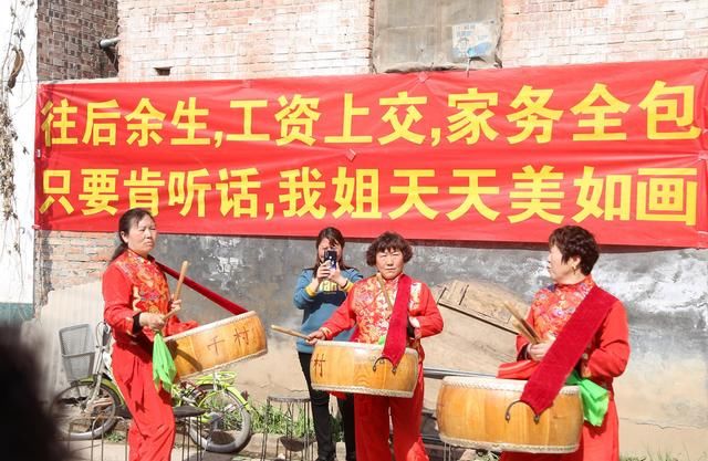 女孩出嫁，弟弟心里不舍得，在家门口拉横幅给姐夫定“规矩”