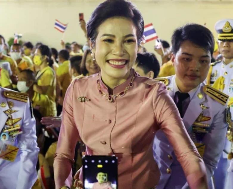 育坤|诗妮娜找到新靠山,佩戴原配红宝石项链炫耀,成功融入育坤家族