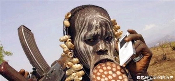 非洲最神秘的部落，女性10岁开始切嘴唇装盘子，盘子越大越受欢迎