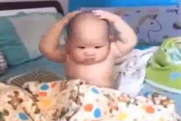 妈妈趁宝宝睡着给宝宝剃了个光头,宝宝醒来后的行为,妈妈乐了