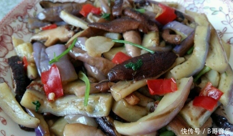 炒茄子,直接下油锅炒就错了!茄子不发黑不油腻,有技巧