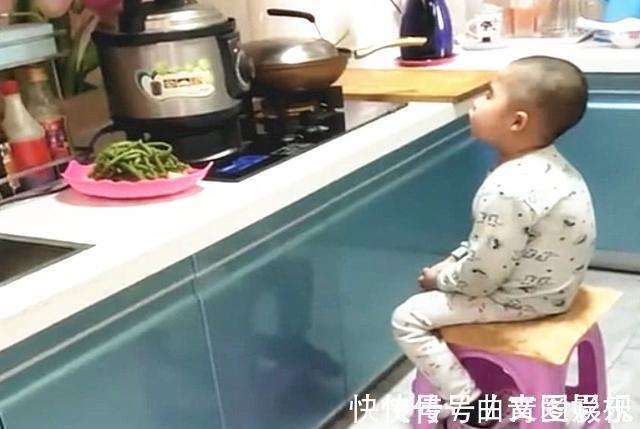 妈妈|大早上到处找不到儿子,不料在厨房看到这画面,妈妈都愣住了