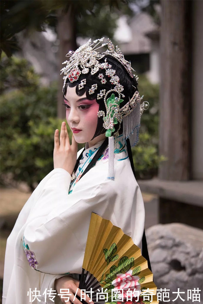 对襟衫&难得一遇的宝藏女孩!一人演绎出了四大美女,火遍国内走出世界