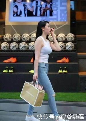 小姐姐|裤装女神怎么穿牛仔裤这样搭,夏日造型清新有活力