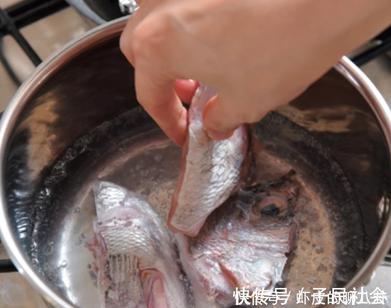 鱼腥|做鱼汤去鱼腥，汆水再煮是正确的方法吗？跟我这样做，结果不一样