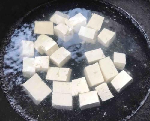 不粘锅|煎豆腐,直接下锅就错了!多做2步,外焦里嫩,不粘锅不掉皮,香