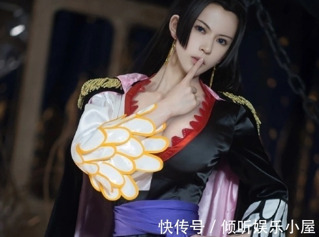 cos|海贼王:百万博主男扮女装,cos女帝比原版都要性感,差点心动了!