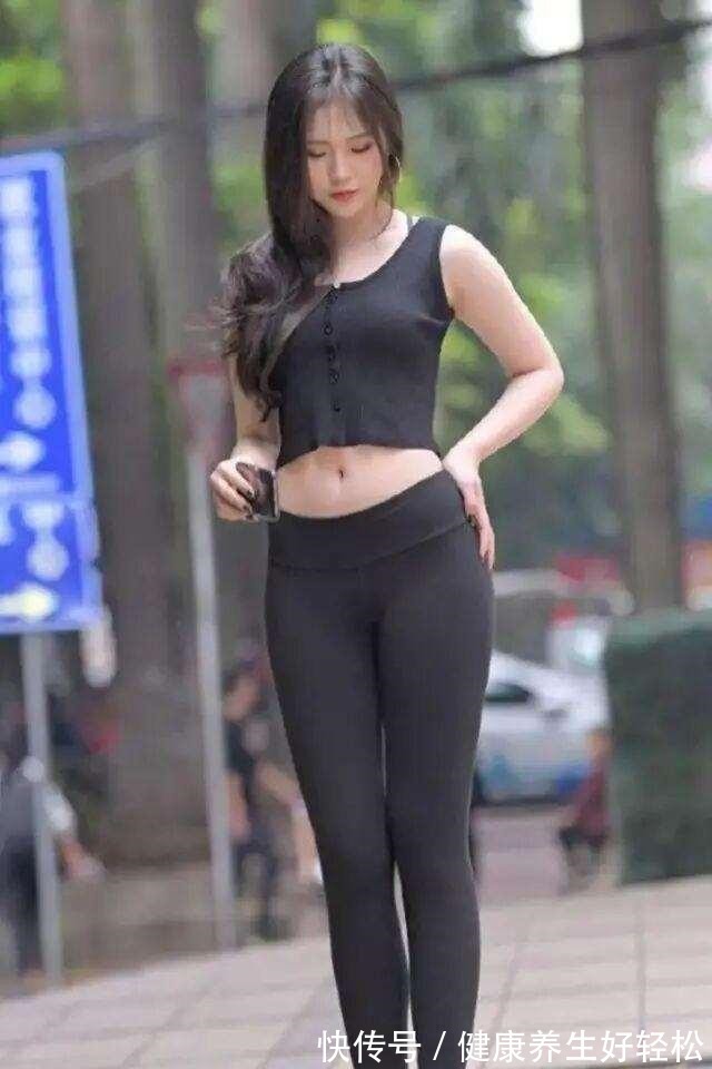 紧身 黑色露腰背心搭配黑色紧身打底裤,轻松时尚,打造高级时尚感!