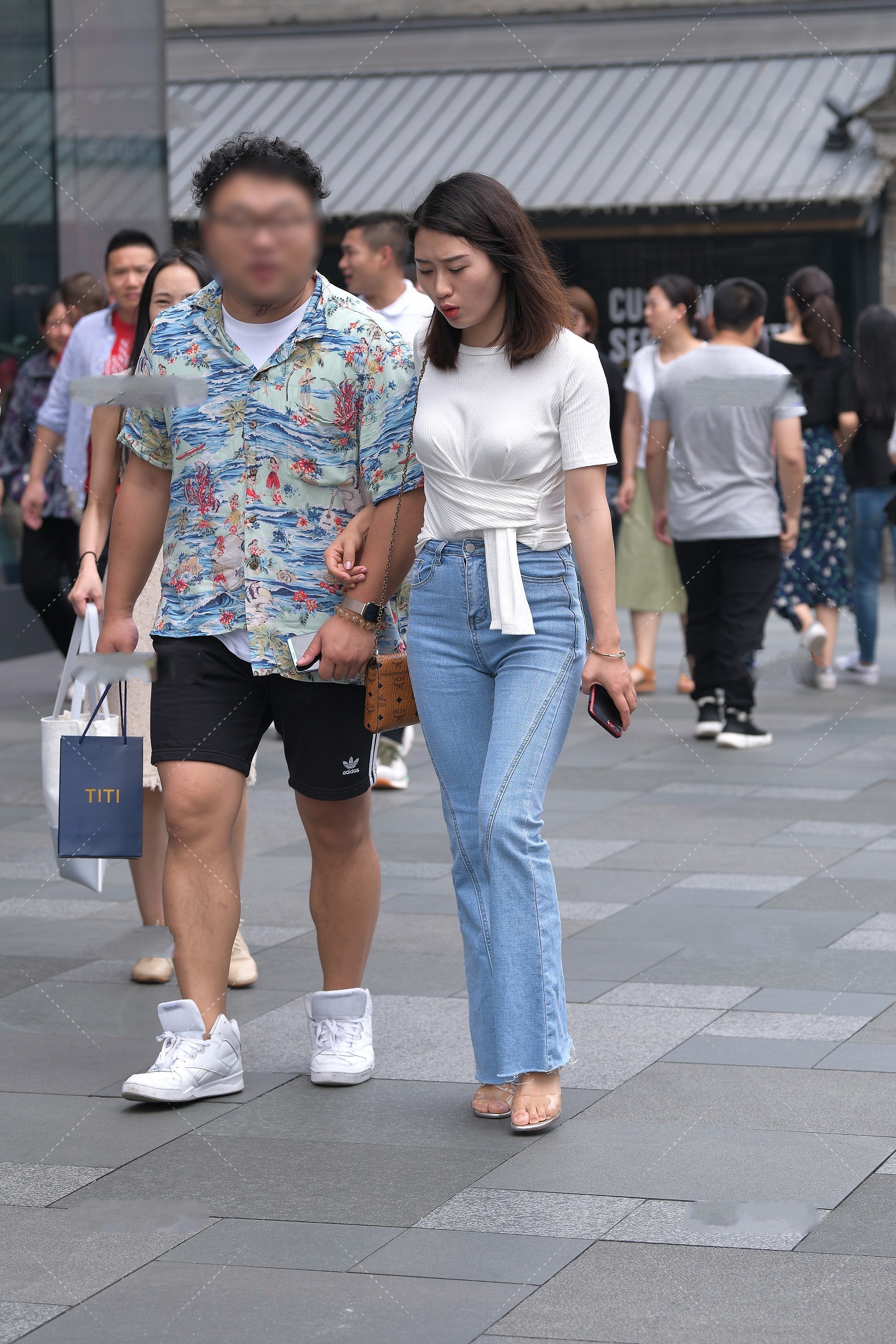 浅色|街拍:白色短袖搭配蓝色直筒裤,浅色搭配显得整个人很年轻