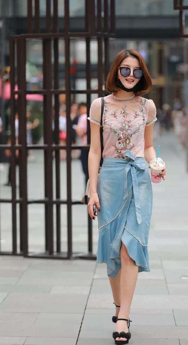 时尚|街拍:气质高雅的小姐姐,粉色上衣配牛仔裤,时尚魅力十足