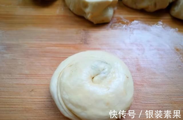 发面直接加酵母粉和白糖是大错,教你一小妙招,发面只需10分钟