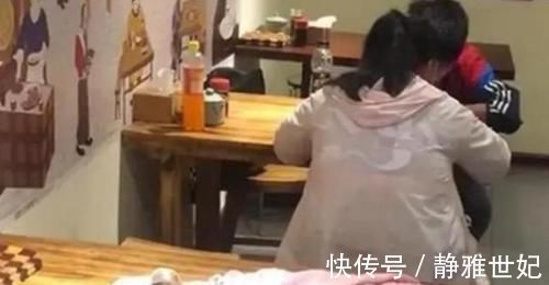 公众场合|“最无奈宝宝”火了,父母吃烧烤嫌娃碍事放进包里,网友:捡来的