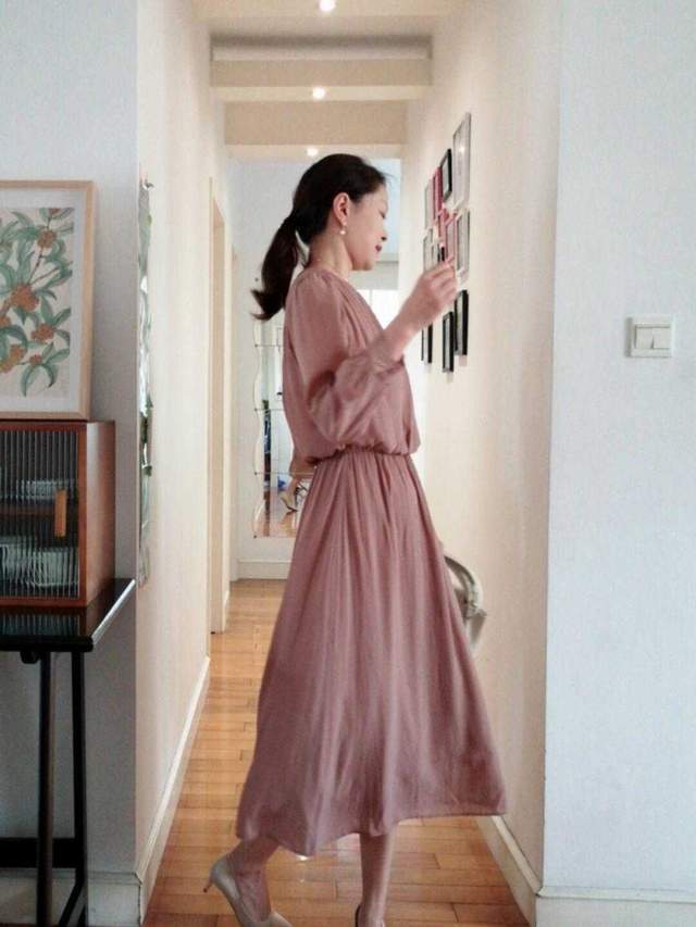 外套|40岁也能穿出高级感,蓝色外套搭配半身裙,最体面的中年女性穿搭