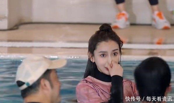 汪苏泷 杨颖接受惩罚落入水中,抬起头时鼻子突然“变形”伸手救场都晚