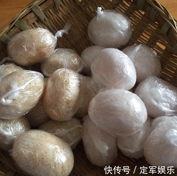 成熟|自制咸鸭蛋，只需2样调料，10天就成熟，半月蛋黄起沙出油，真香