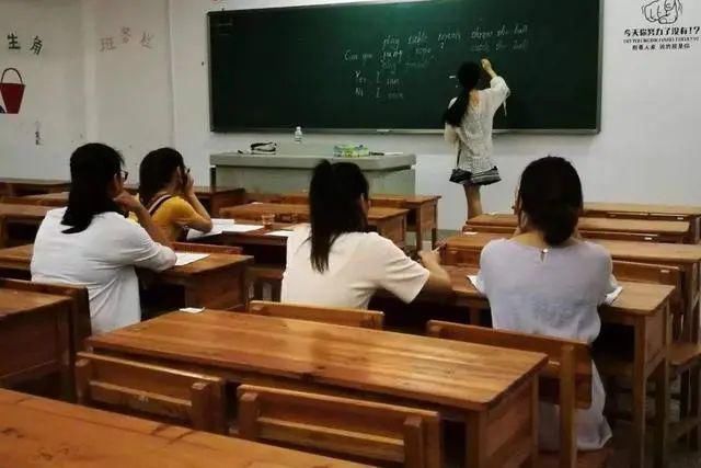 大学容易就业的三个专业，学习任务轻松，毕业就端“金饭碗”