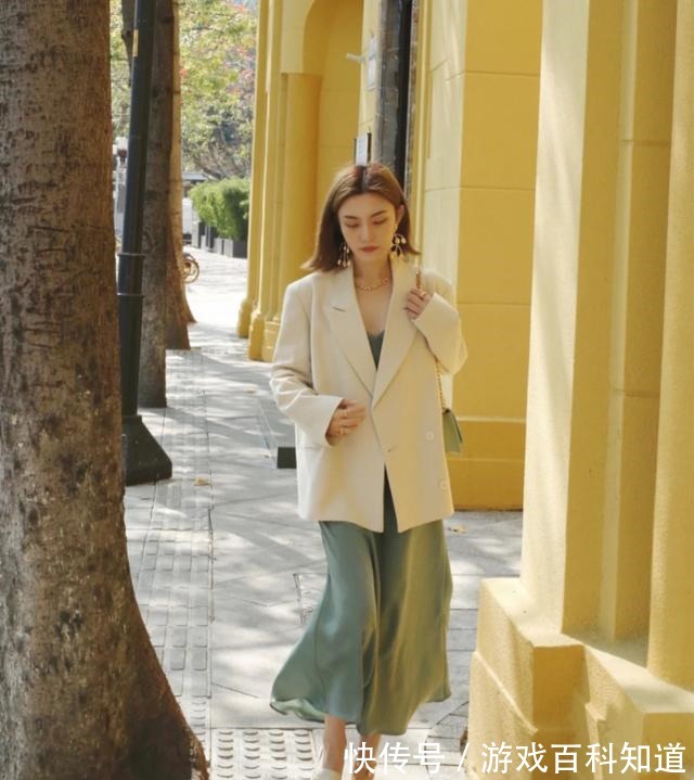 裙子 西装下少配裤子，现在流行“西装+裙子”，轻熟贵气又不失甜美！