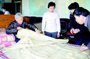 惊动|农村老太破屋翻出1黄纸，惊动中央，首长连问：您父亲是？