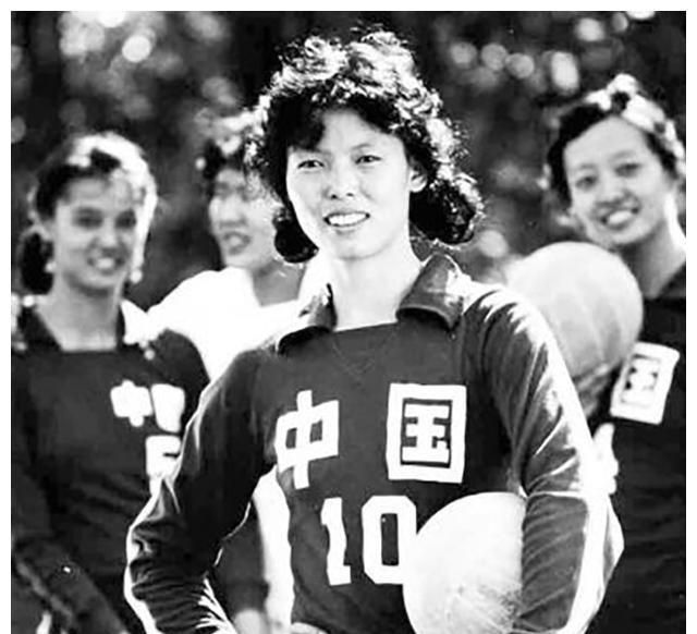 女排精神|2013年陈招娣因病离世,郎平追悼会上泣不成声:下辈子还一起打球