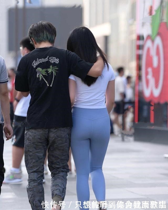 小仙女 黑色打底裤搭配时尚白色上衣,时尚潮流感,让你的身材看起来挺拔!