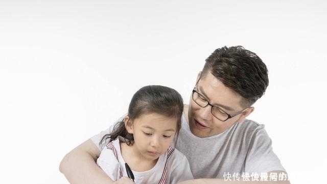 宝爸|花痴宝宝‘’第一次坐地铁，对着小哥哥不停‘’放电‘’，宝爸很无奈