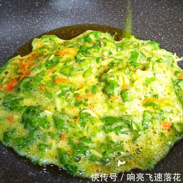  胡萝卜|香芹胡萝卜粒摊蛋，喷香味美，做法简单