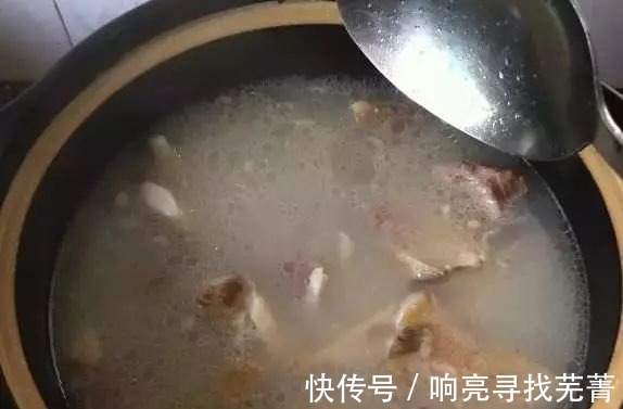 骨头汤|面馆老师傅熬“骨头汤”的3个诀窍，不懂你的高汤白炖了！