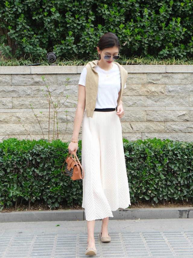 白色衬衫|小个子女生这样穿搭显高显瘦，白色衬衫搭配百褶裙温柔优雅，真美