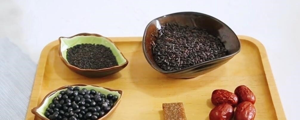 乌黑|白发最怕这食材,隔天吃一回,头发乌黑亮丽,人人见了都夸漂亮