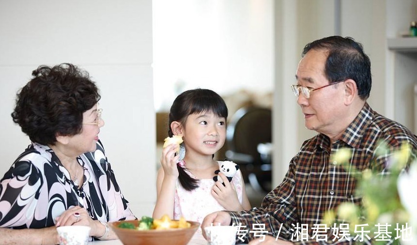 奶奶|姥姥带大俩外孙,却更喜爱奶奶,孩子说出原因,家长需要反思