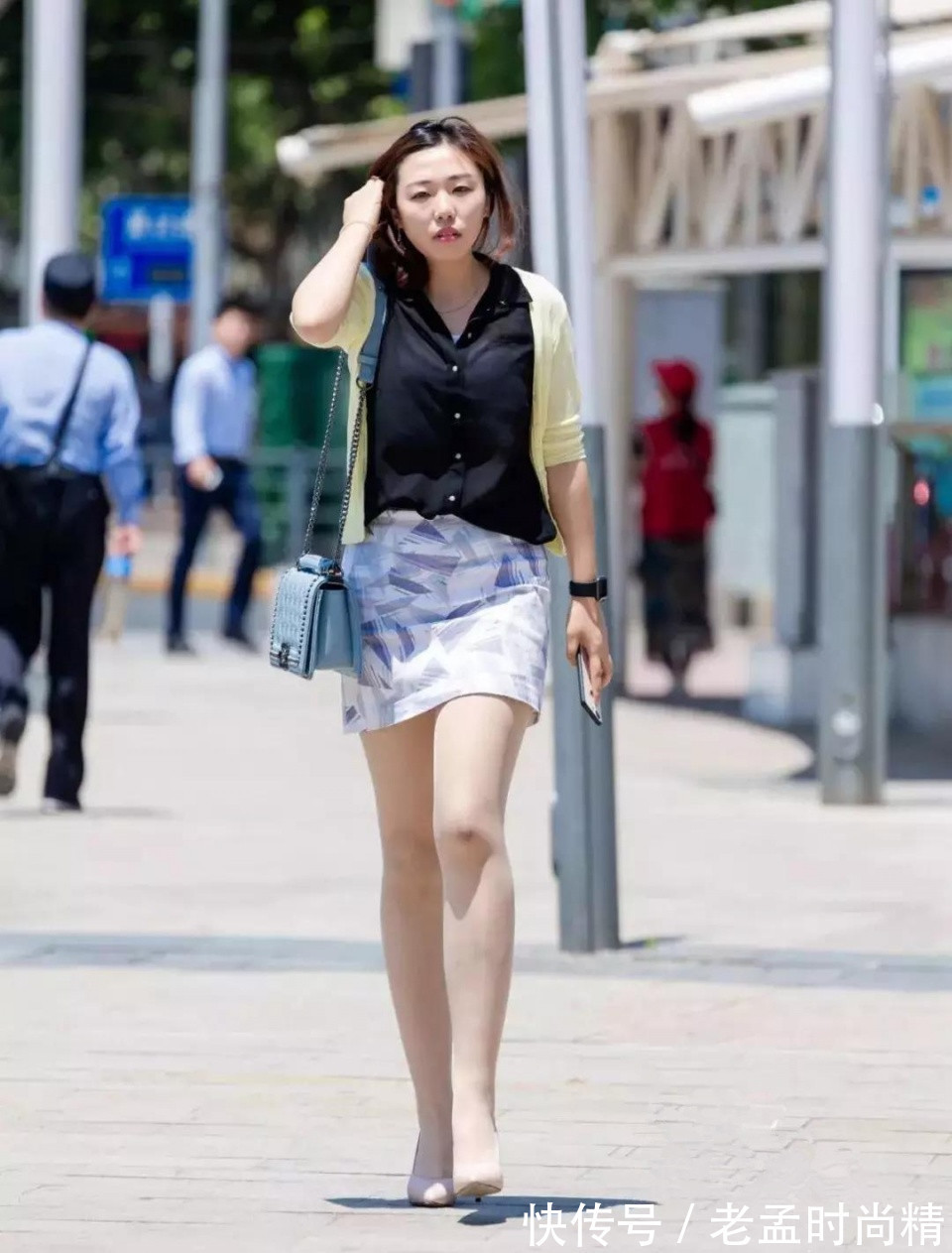 性感|街拍: 简约的装扮但穿出不一样的美, 性感妩媚迷人的成熟美少妇!