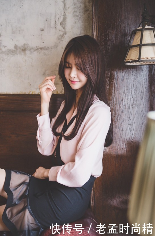 淡粉色衬衣搭配黑色蕾丝鱼尾裙, 轻熟性感风!