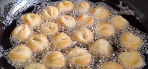 2.不要做得太大了，外边酥得直掉渣，吃着更香甜，真过瘾