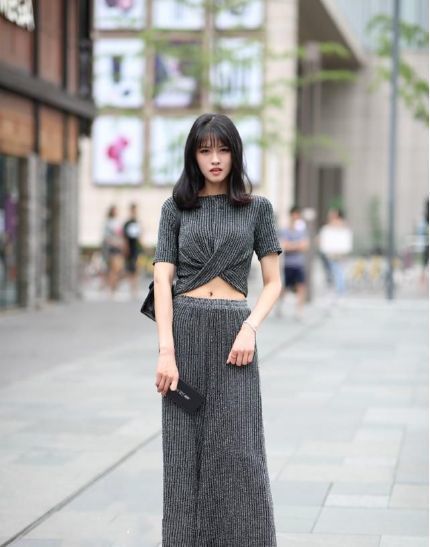 街拍：温婉可人的小姐姐，十分的靓丽，十分的抢眼