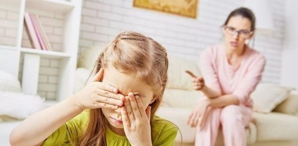 训斥|动不动就哭的孩子,与忍着不哭的宝宝,两者长大后有何区别?