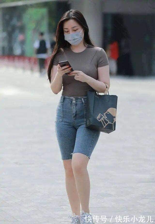 上半身 灰色一字肩上衣搭配黑色百搭打底裤,看起来高级,清新又脱俗