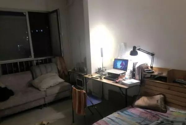 毛坯房|同事没钱装修直接住进毛坯房,一住就是5年,女朋友都找不到!