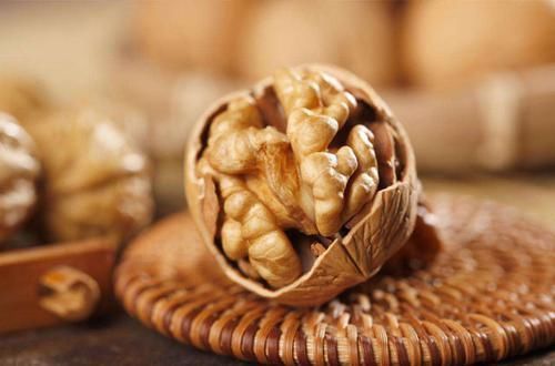 核桃仁|吃核桃到底能补脑吗?推荐两种做法,补气养血利三焦,百吃不腻