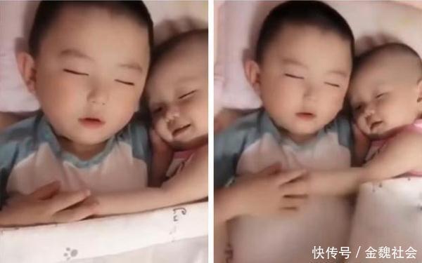 熟睡的兄妹俩脸上挂着笑意，妈妈好奇的掀开被子，真是暖哭了