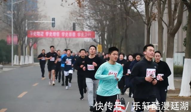 鸣枪|江苏南京警官学院，冬季迎新长跑｜脚步丈量警院，运动记录青春