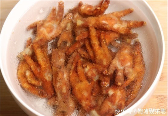 色泽|虎皮鸡爪还是这样做好吃,大厨教你秘制做法,软糯入味,色泽诱人