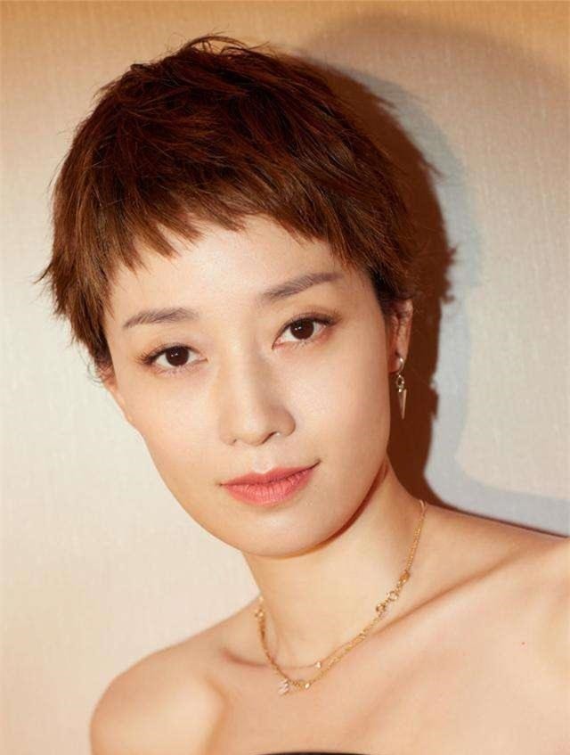 短发造型 到了50岁的“家庭妇女”，有白发的剪这3种发型，减龄还洋气