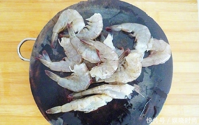 不放过|蒜蓉椒盐虾,让你连虾壳都不放过的大虾做法,还有着浓浓的蒜香