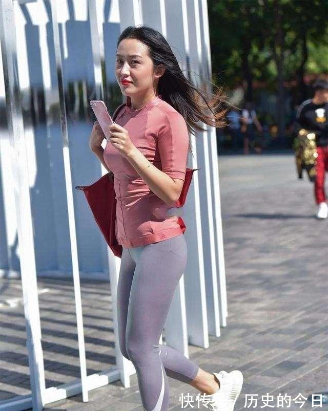 长腿 长腿姑娘适合穿瑜伽裤，选择简洁轻盈的裙型，真佩服她！