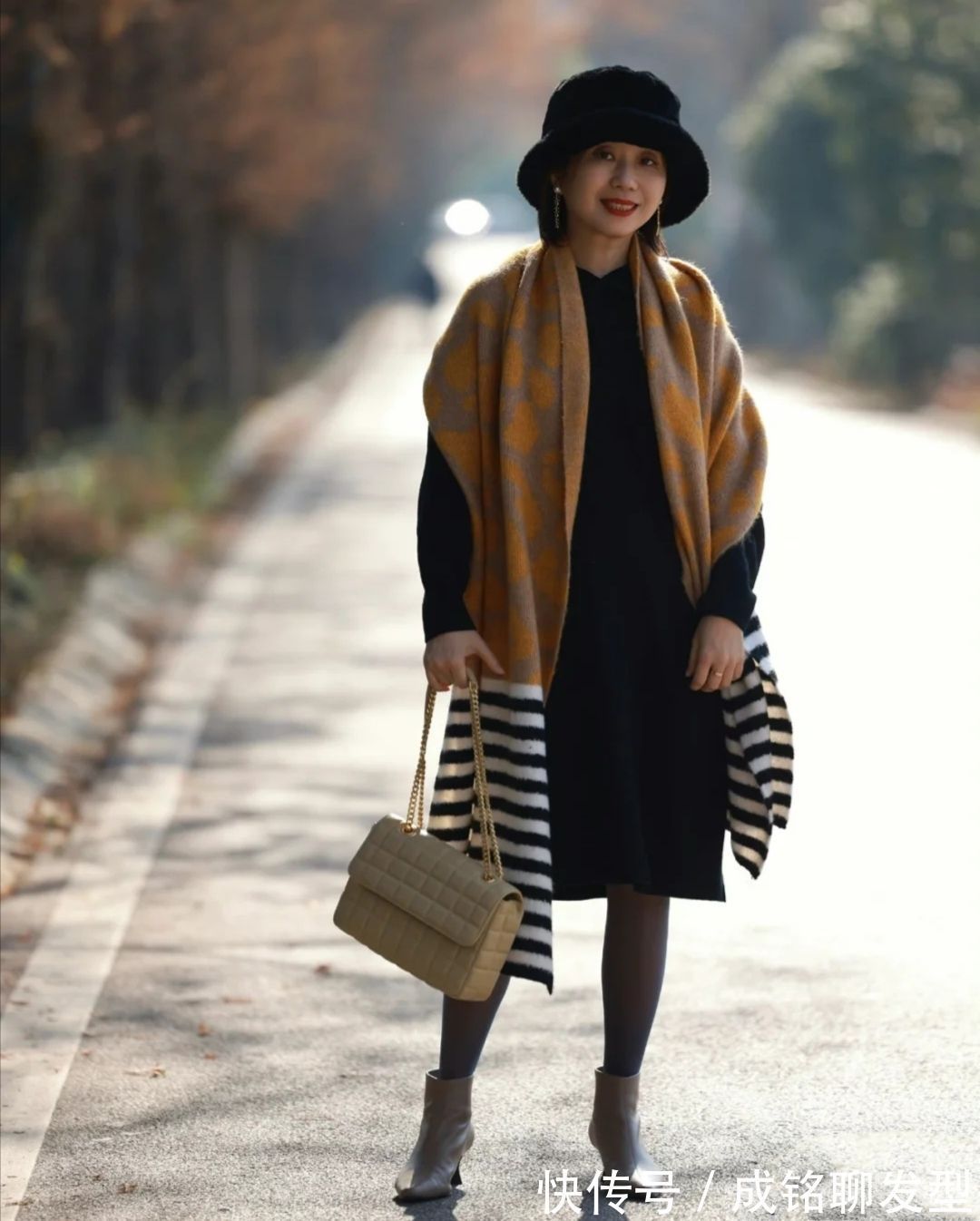 高领衫|四五十岁的女人,建议试试这几种大衣的搭配技巧,洋气时髦又显瘦