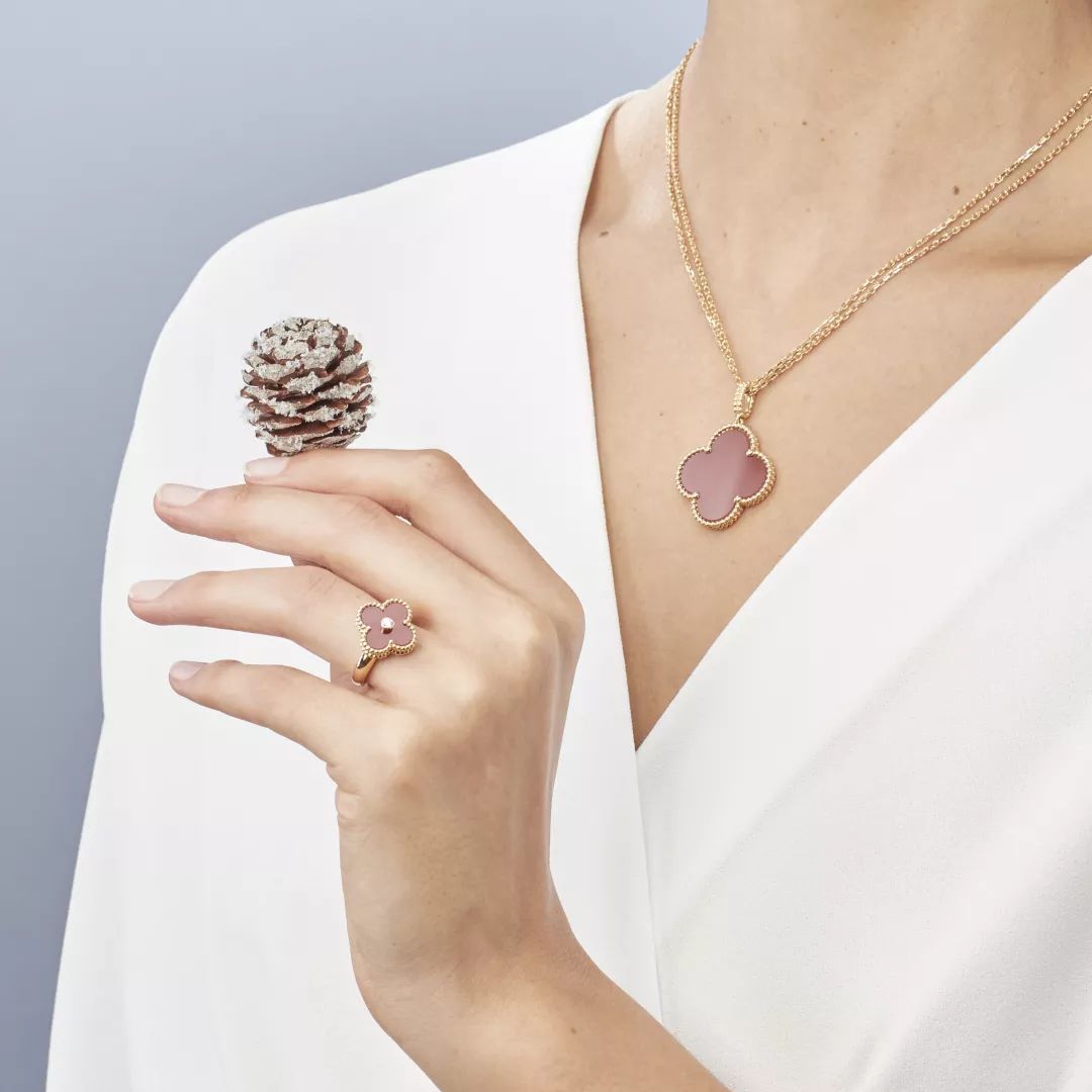 四叶草|梵克雅宝到底黑不黑？