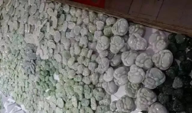 如意吊坠|大姐10800买的翡翠吊坠只值1000?翡翠陷阱要小心!