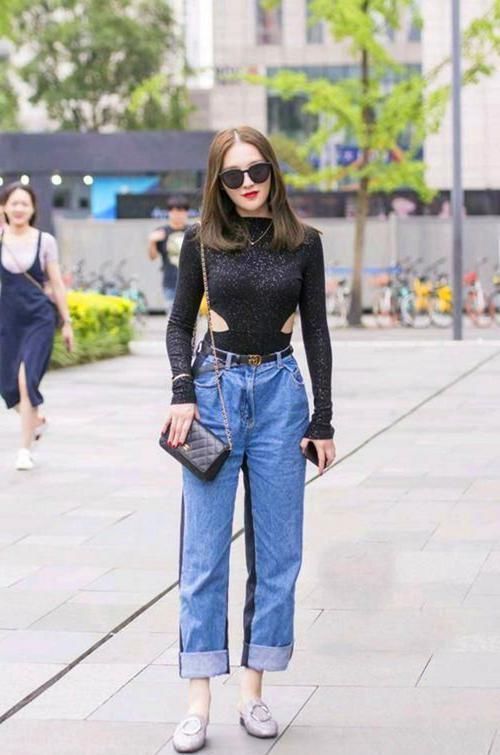 简洁的白色上装搭配休闲牛仔裤，展现美女纤瘦的小蛮腰
