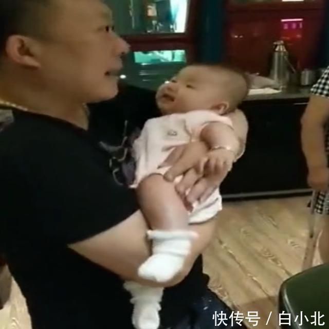 全家|舅舅第一次抱宝宝，接下来宝宝的动作，把全家人逗笑了